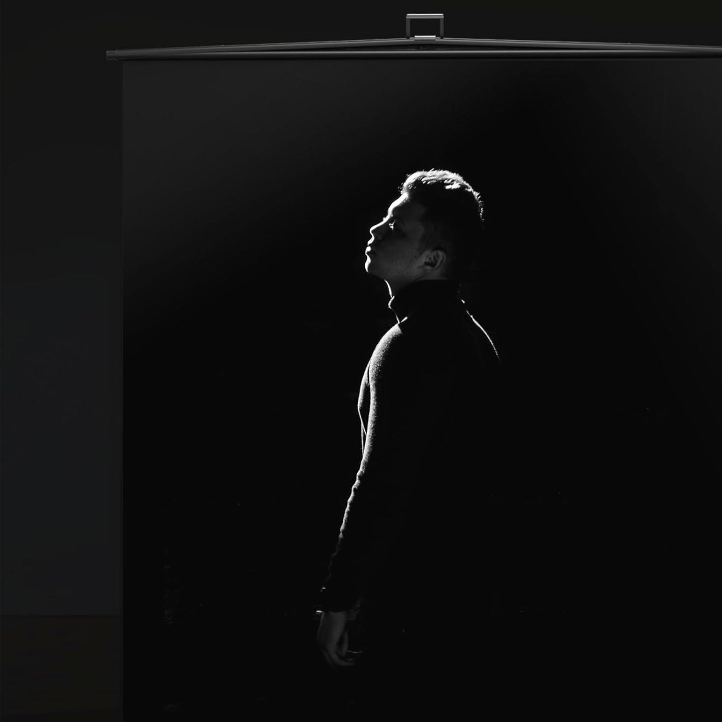 【Easy Set Up】 RAUBAY 59.8 x 82.7in Collapsible Black Backdrop Screen Portable Retractable Panel Photo Background with Stand for Video Conference, Photographic Studio, Streaming